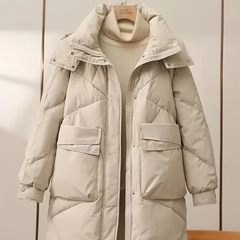 Damen Lange Steppjacke mit Stehkragen Verdecktem Reißverschluss Pattentaschen und Langen Ärmeln in Cremefarben