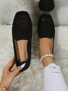 Damen Loafer mit perforierter Oberfläche und quadratischem Zehenbereich in Schwarz mit Glitzer