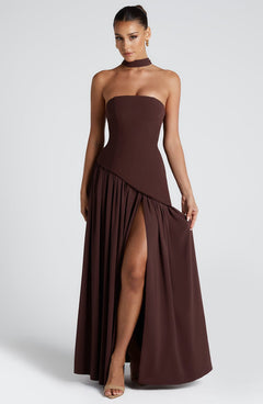 Damen Maxikleid trägerlos mit asymmetrischem Oberteil Beinschlitz und Schal am Hals in Braun