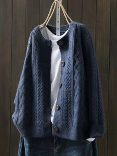 Johanna | Damen Oversized Zopfmuster-Cardigan mit Knopfleiste in Marineblau