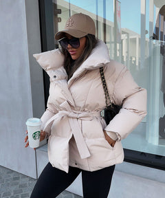 Damen Steppjacke mit übergroßem Stehkragen und Bindegürtel in Beige