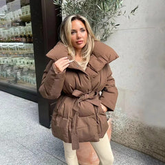 Damen Steppjacke mit übergroßem Stehkragen und Bindegürtel in Braun