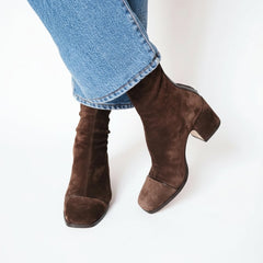 Charlotte | Damen Wildleder Ankle Boots mit Blockabsatz und Quadratzehenform in Dunkelbraun