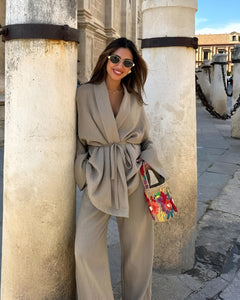 Damen Zweiteiliges Set mit Wickeljacke mit Bindegürtel und weiter Hose in Khaki