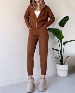 Damen Zweiteiliges Strickset mit Kapuzenjacke Reißverschluss Zopfmuster und Hose mit Bündchen in Braun