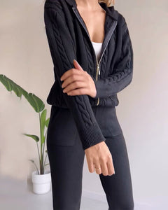 Damen Zweiteiliges Strickset mit Kapuzenjacke Reißverschluss Zopfmuster und Hose mit Bündchen in Schwarz