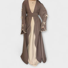 Jasmin - Elegantes Set aus Cardigan und Kleid mit Schleifenakzent in Taupe