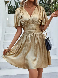 Fayruz – Minikleid mit V-Ausschnitt und flatternden Ärmeln in Gold