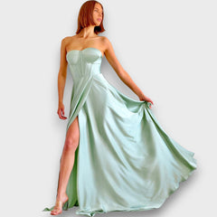 Victoria – Schulterfreies Abendkleid mit Rückenschnürung in Hellgrün