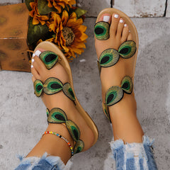 Reina® | Modische flache Sandalen mit Pfauenstickerei-Muster in Pfauengrün
