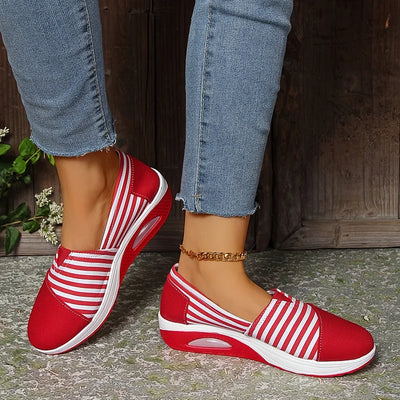 Tasha - Bequeme orthopädische Schlupf Auf Turnschuh Mit Streifen