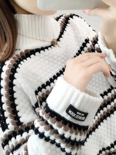 Alina | Moderner Kragenpullover für Wintertage in Weiß