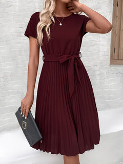 Elise | Plissiertes Kurzarm-Midikleid mit Bindegürtel in Lila