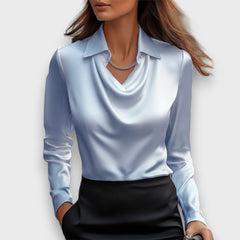 Melvine – Satiniert glänzende Bluse mit Drapierung in Hellblau