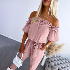 CAMILA – Schicker Off-Shoulder Volant-Hüftgurt-Jumpsuit in Pink