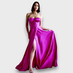 Victoria – Schulterfreies Abendkleid mit Rückenschnürung in Violett