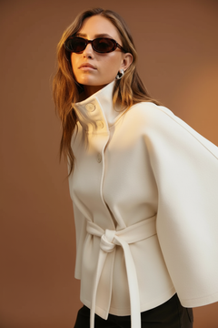 Lara™ | Cape-Mantel mit Taillengürtel & Stehkragen in Creme