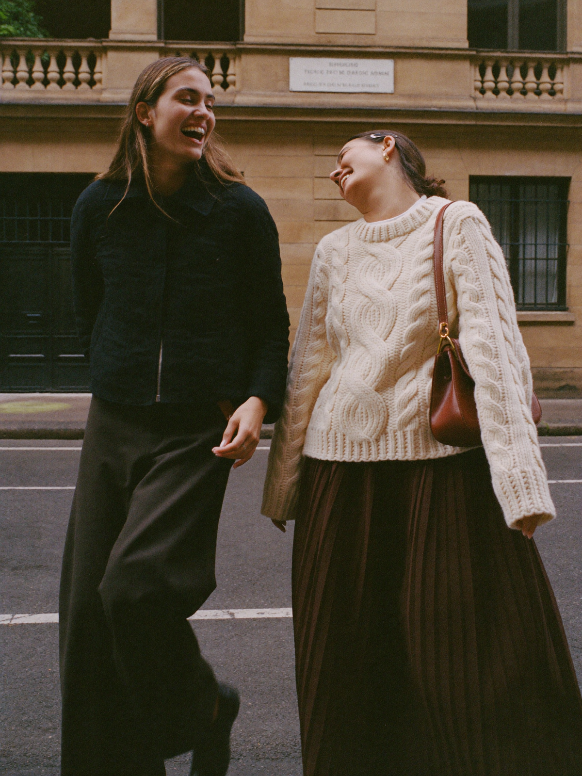 Zwei Frauen in Herbstlooks von Weimar Mode