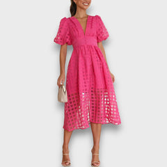 Lianora – Feminines Midikleid mit Strukturmuster in Rosa
