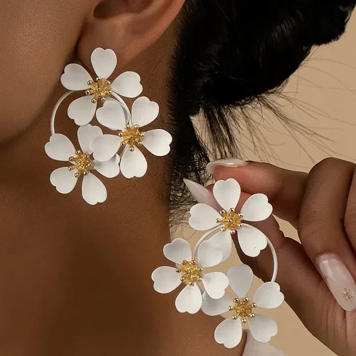 Vintage-Ohrringe mit weißen Blumen