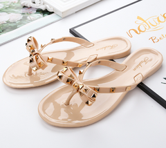 Nikki® | Flip-Flops-Sandalen mit Schleife und Nieten in Beige