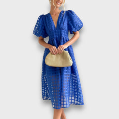 Lianora – Feminines Midikleid mit Strukturmuster in Blau