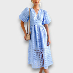Lianora – Feminines Midikleid mit Strukturmuster in Himmelblau