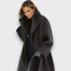 Lerisse – Eleganter Mantel mit Kapuze in Schwarz