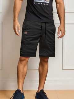 Kurze Cargo-Hose mit elastischem Bund für Herren | Ideal für den Sommer in Schwarz