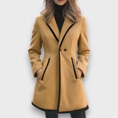 Morenza – Weißer Mantel mit schwarzem Besatz in Camel