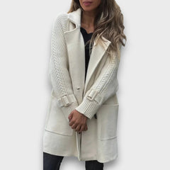 Mirela – Eleganter Strickmantel in Weiß