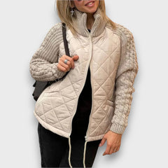 Ravinne – Steppjacke mit Strickärmeln in Beige