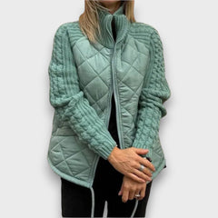 Ravinne – Steppjacke mit Strickärmeln in Mint