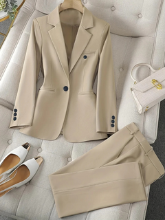 Klassisch eleganter Anzug für Damen | Hose und Blazer in Aprikose