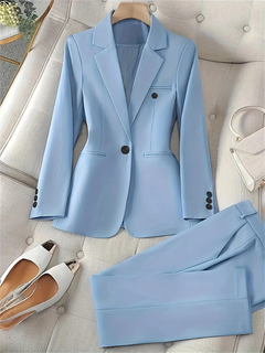 Klassisch eleganter Anzug für Damen | Hose und Blazer in Blau