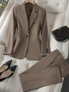 Klassisch eleganter Anzug für Damen | Hose und Blazer in Khaki