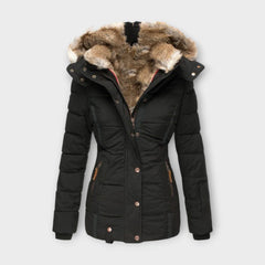Emyra – Winterjacke mit Fellkapuze in Schwarz