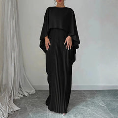 Lilou | Plissee Maxikleid mit Cape für Feste in Schwarz
