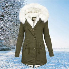 Toya - Der neue Parka Jacke mit Kapuze und Fellfutter in Übergröße in Armeegrün