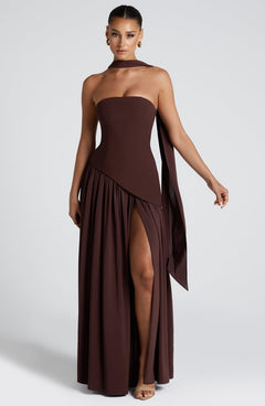 Sonja - Damen Abendkleid trägerlos mit asymmetrischer Taille in Maron