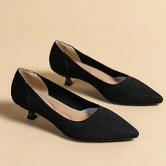 Solvei | Damen Kitten Heel Pumps Spitze Zehenpartie in Schwarz
