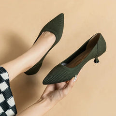 Solvei | Damen Kitten Heel Pumps Spitze Zehenpartie in Armeegrün