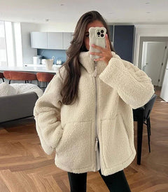 Nadine | Damen Oversized Reißverschluss Teddyjacke in Beige