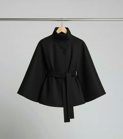 Ella | Modischer Damen Cape-Mantel mit Gürtelakzent in Schwarz