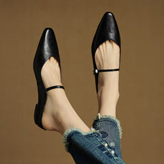 Nora | Spitze Leder-Mules mit Riemchen in Schwarz