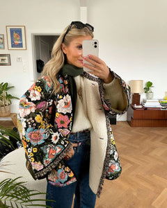 Perfekter Herbstmantel für stilvolle Frauen - Angelika in Blumen