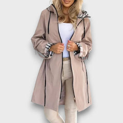 Natalie – Moderner Mantel mit Reißverschluss in Beige