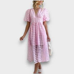 Lianora – Feminines Midikleid mit Strukturmuster in Hellrosa