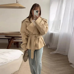 Yalin | Kurzer Trenchcoat Mit Gürtel in Beige