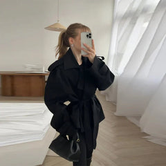 Yalin | Kurzer Trenchcoat Mit Gürtel in Schwarz